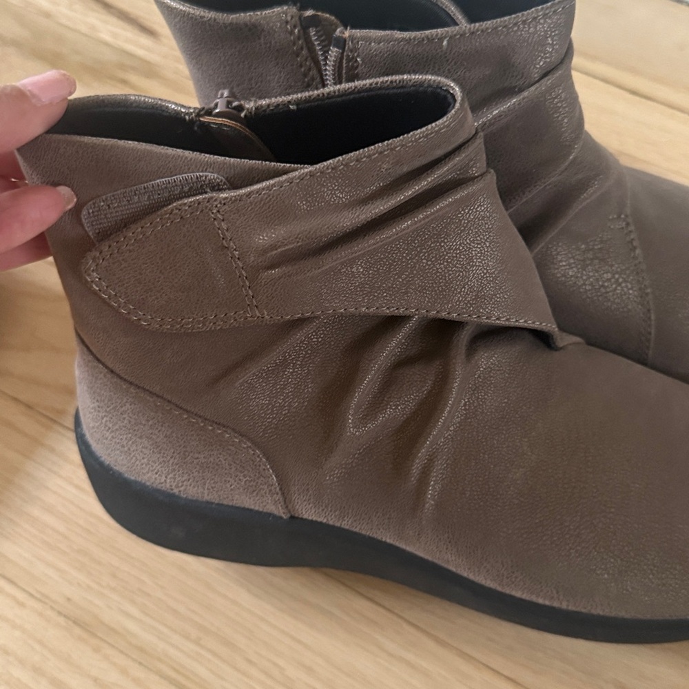 Clarks Cloudsteppers Sillian Tana pewter Ruched Ankle Booties 7.5 new - Picture 3 of 6
